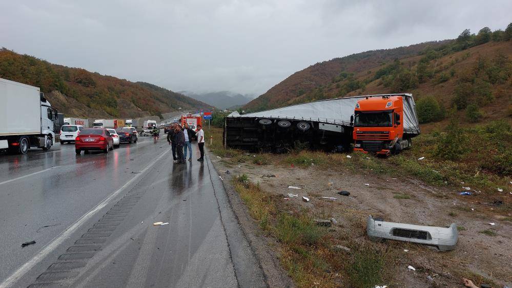 TIR, yolcu otobüsü, polis aracı ve otomobiller çarpıştı: 3 ölü, 10 yaralı 7